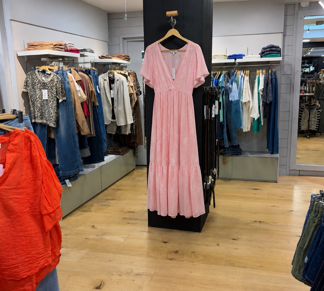Photo d'une robe sur cintre prise dans la boutique